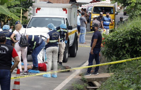 En plena calle terminó el cuerpo de Edwin Samuel Núñez Cedeño. Autoridades iniciaron la investigación.