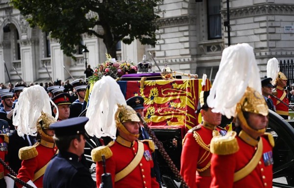La procesión fúnebre de Isabel II recorre el centro de Londres.