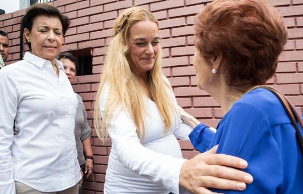 Lilian Tintori muestra su pancita durante su llegada a un centro de votación