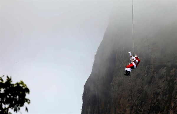 Un intrépido Papá Noel se lanza de rapel por el cerro de Pan de Azúcar en Río