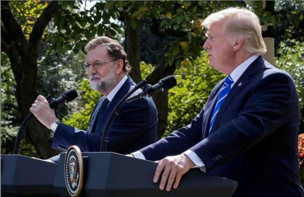 Rajoy regala a Trump un jamón en su visita a la Casa Blanca 