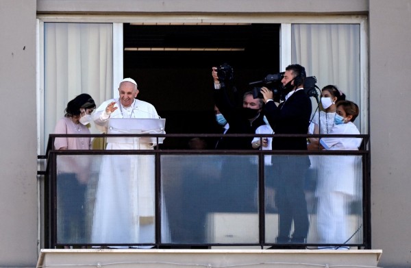 El papa seguirá ingresado unos días más tras su operación de colon
