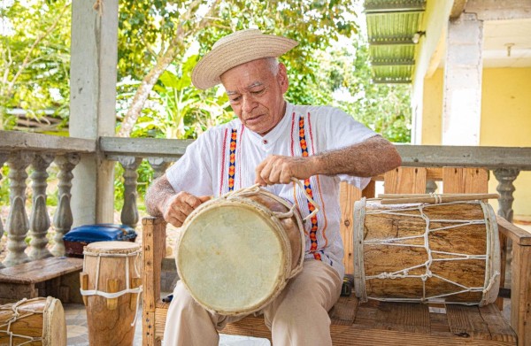 Eligio Tejedor, el maestro artesano que preserva la música folclórica con la fabricación de tambores