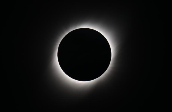 El eclipse solar ensombrece y fascina a Argentina