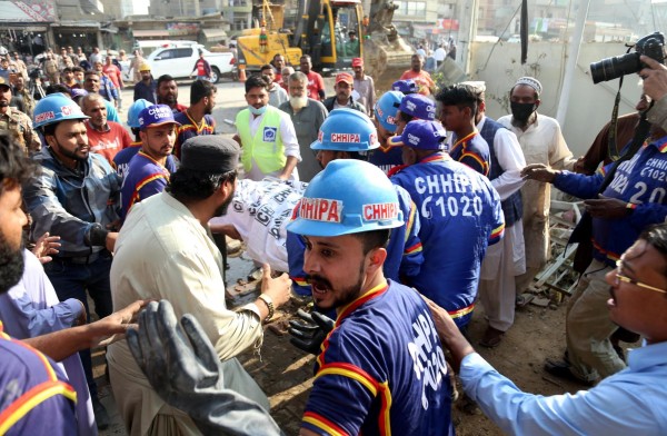 Al menos 8 muertos y varios heridos al derrumbarse un edificio en Pakistán