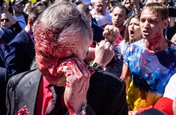 ¡Rusofobia! Le tiran pintura roja en la cara al embajador ruso en Polonia