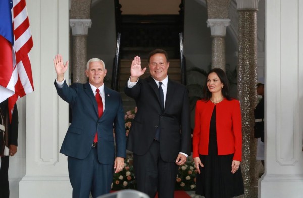Mike Pence junto al presidente Juan Carlos Varela y Vicepresidenta panameña, Isabel de Saint Malo de Alvarado.
