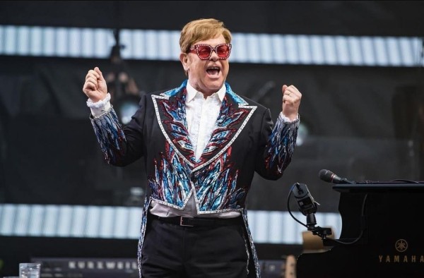 Elton John fue hospitalizado por un accidente doméstico