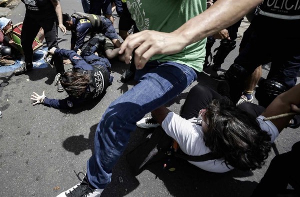 Policías se enfrentan con manifestantes durante una protesta feminista hoy, en San José (Costa Rica).