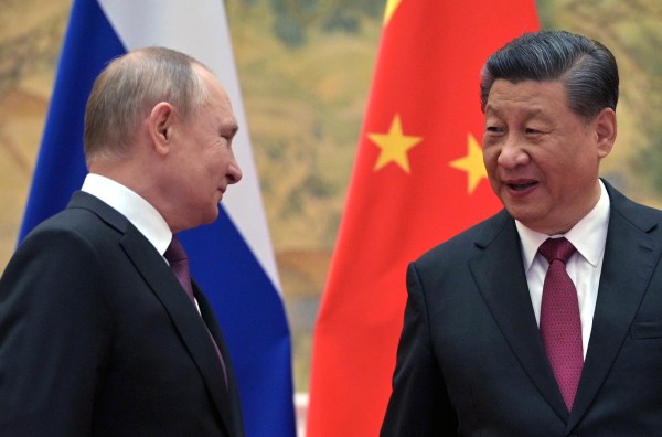El presidente de Rusia Vladimir Putin (i) y el presidente de China, Xi Jinping (d) reunidos en Pekín, China, el 4 de febrero de 2022.