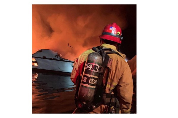 Al menos 4 muertos en el incendio de un barco cerca de la costa de California