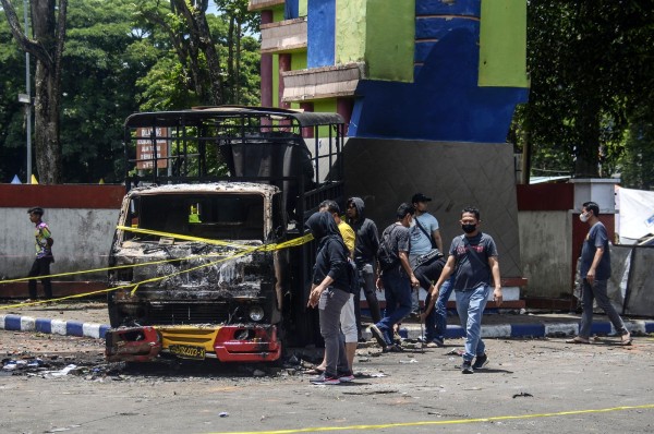 Casi 200 muertos en Indonesia en una de las peores tragedias del fútbol