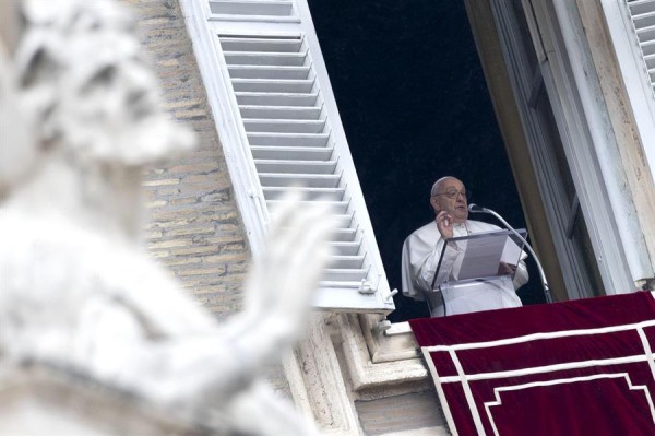 El Papa Francisco dirige el rezo del Ángelus desde la ventana del Palacio Apostólico que domina la Plaza de San Pedro el domingo 7 de enero.