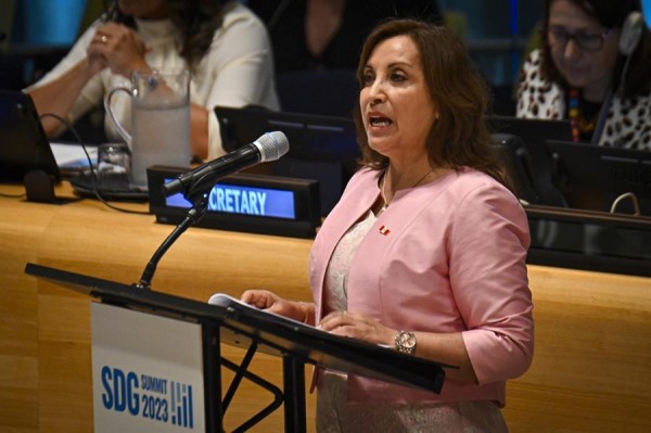 La Presidenta de Perú, Dina Boluarte, habla durante una reunión de alto nivel de la cumbre de los Objetivos de Desarrollo Sostenible (ODS) de las Naciones Unidas.