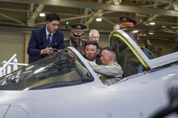 Ministro de Defensa ruso muestra a Kim aviones estratégicos y misiles hipersónicos Kinzhal
