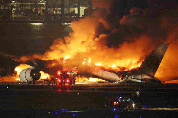 Cinco muertos en el choque de dos aviones