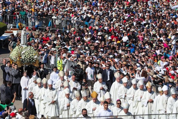 Miles de católicos llenan Fátima en una peregrinación marcada por la JMJ