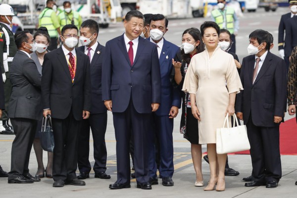 El presidente chino Xi Jinping (c) y su esposa Peng Liyuan (2-der) a su llegada al Aeropuerto Internacional Ngurah Rai antes de la Cumbre del G20 en Bali, en Indonesia.