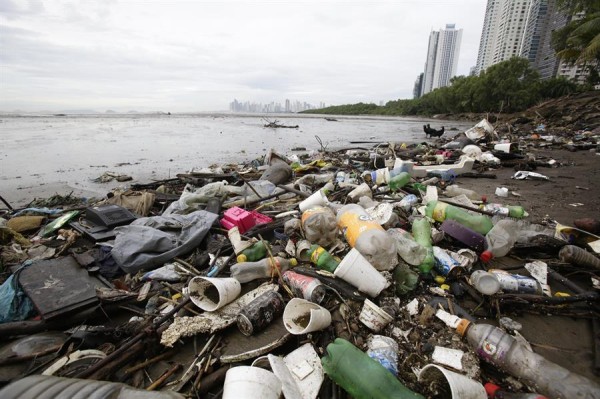 Cerca de 175.000 toneladas de basura llegan cada año a la Bahía de Panamá