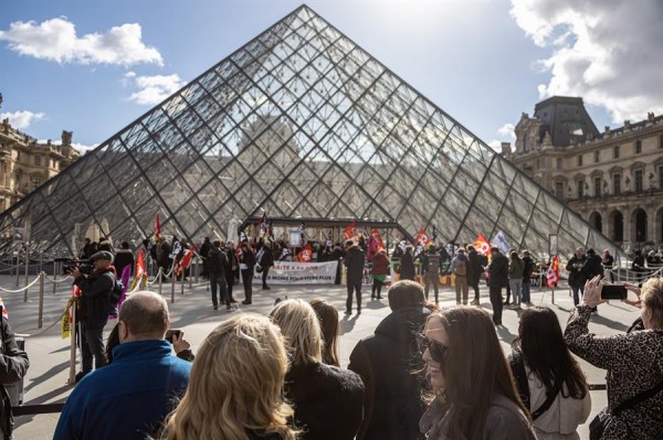 Aquí las imágenes de la protesta en las afueras del Museo de Louvre en Francia.