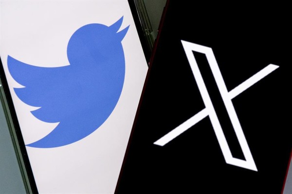 Vista de los logos de Twitter (i) y su nuevo nombre X (d), en las pantallas de teléfonos móviles, el 27 de julio de 2023.