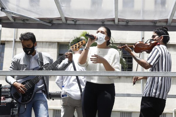 Músicos llevan sus melodías a hospitales de Medellín 
