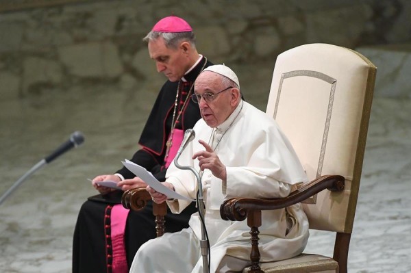 El papa visita a niños y bautiza a un bebé durante su hospitalización