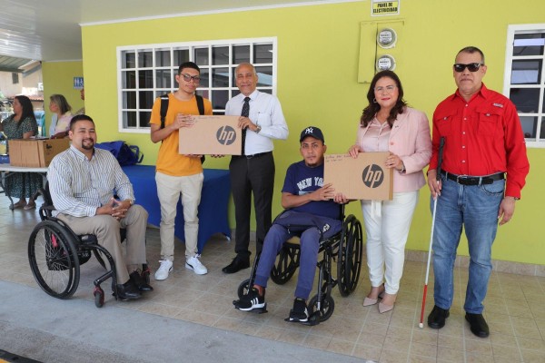 Personas con discapacidad reciben aporte del Senadis