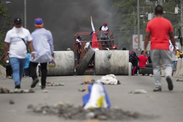 Manifestantes cierran la vía Panamericana durante una protesta en contra del contrato entre el Estado y Minera Panamá, hoy en Santiago de Veraguas (Panamá).