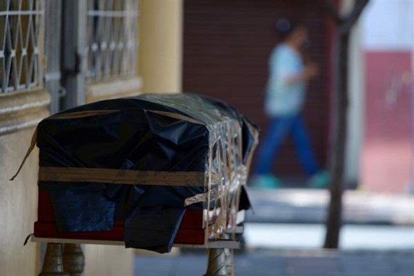 Guayaquil: Cadáveres abandonados, alarma social y escasez de paracetamol