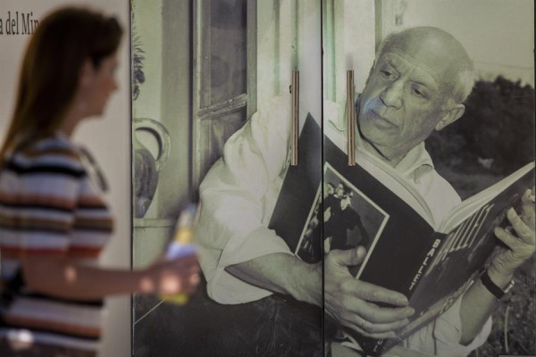 Una mujer pasa por el acceso de la Fundación Pablo Ruiz Picasso de Málaga (España) este sábado.