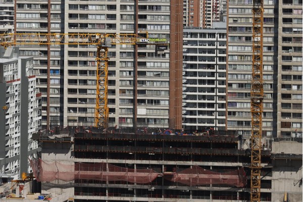 Hombres trabajan en la obra de construcción de un edificio, el 8 de marzo 2023 en la ciudad de Santiago (Chile).