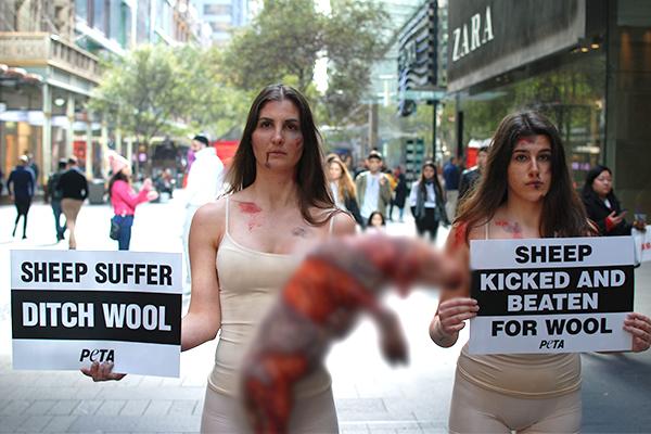 Animalistas protestan vestidos con ropa que simula piel humana en Nueva York