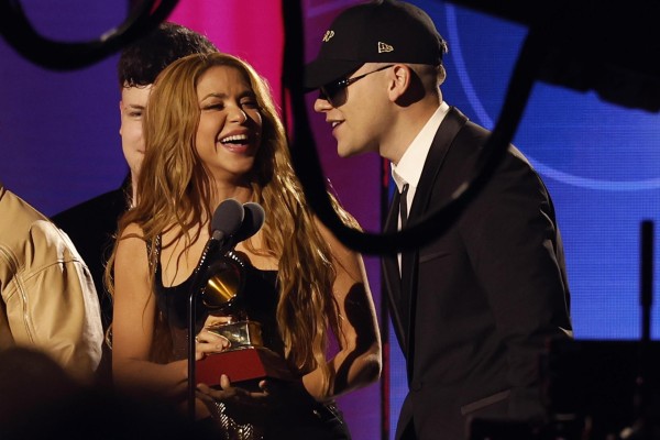 Shakira dedica su Latin Grammy al público español 