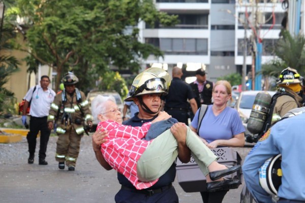 Personal del Benemérito Cuerpo de Bomberos en las labores de rescate y evacuación de las personas afectadas .