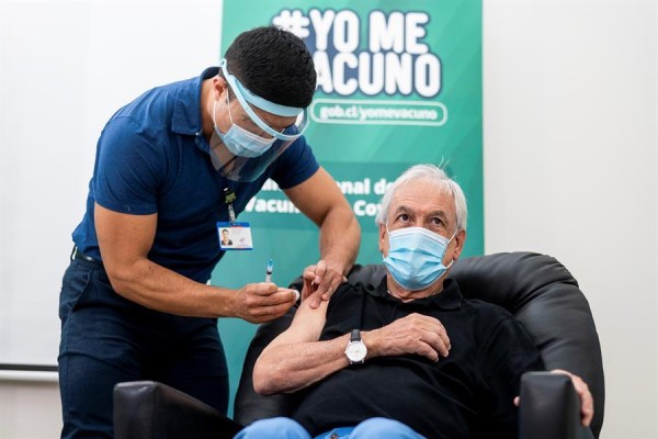 El presidente de Chile recibe la primera dosis de la vacuna china Sinovac