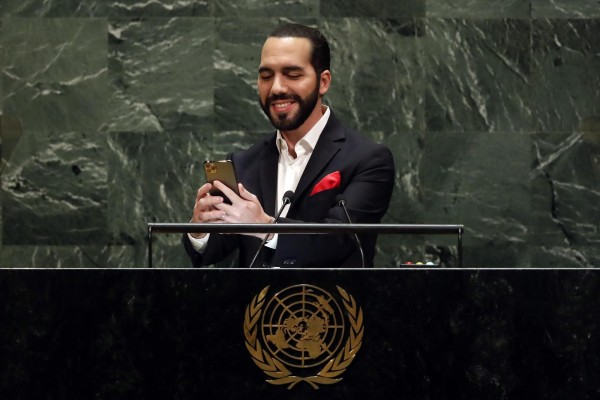 Presidente salvadoreño se saca un selfie al hablar ante ONU
