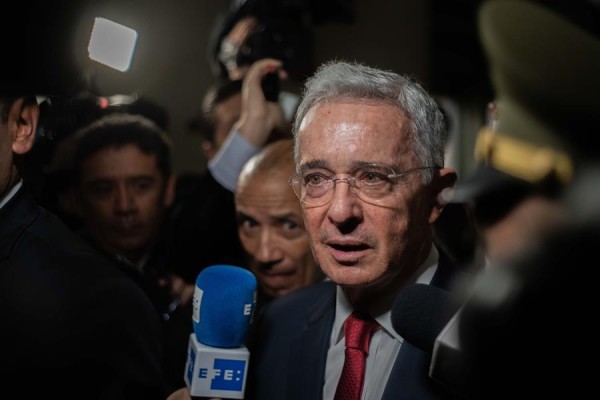 Detención de Uribe alimenta tensiones entre izquierda y derecha en Colombia
