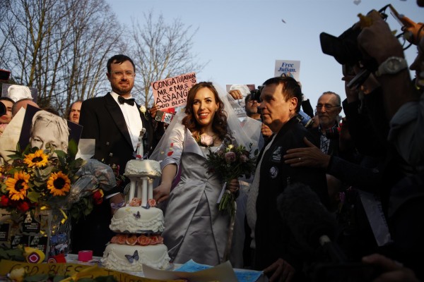 Fundador de WikiLeaks y su novia Stella Moris se casan en prisión