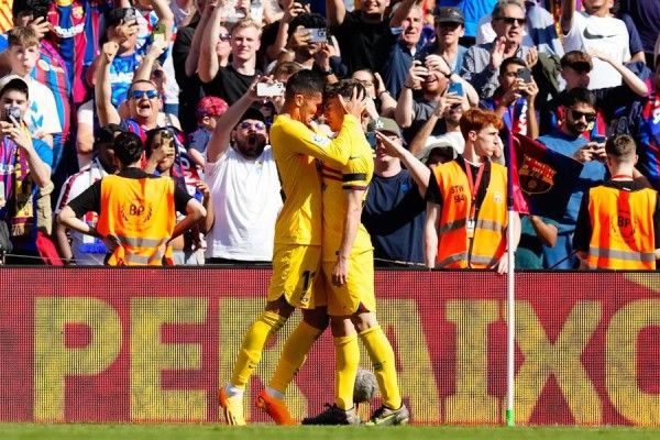 Ferrán Torres (i) es felicitado por su compañero Gavi después de marcar el 1-0.