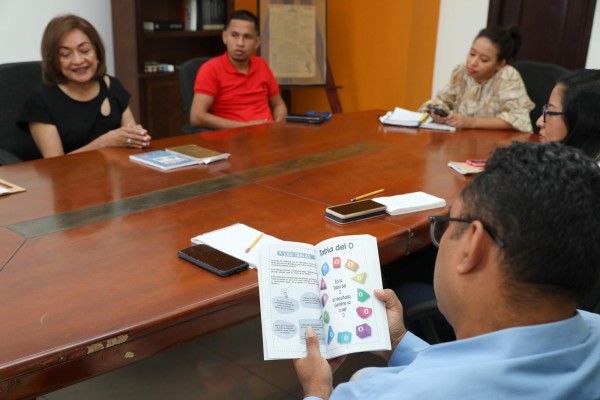 Marta Young de Alvarado habló sobre su libro con los periodistas del diario El Siglo.