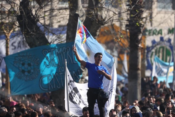 Manifestantes se movilizan en Argentina en repudio al ataque a vicepresidenta