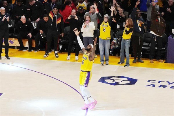 La noche del martes fue inolvidable para LeBron, que se vivió con una enorme pasión en Los Ángeles, no fue redonda ya que los Lakers perdieron contra los Oklahoma City Thunder (130-133).