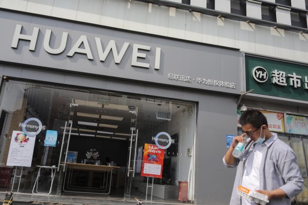 Huawei dice que se defenderá de acusaciones tras liberación de su jefa financiera