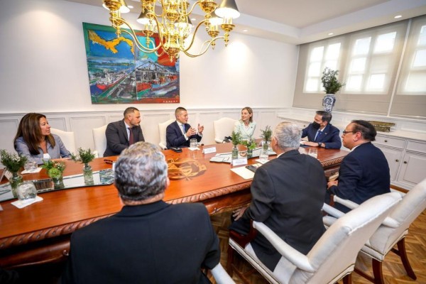 Presidente Cortizo recibe la visita de directivos de los Marlins de Miami