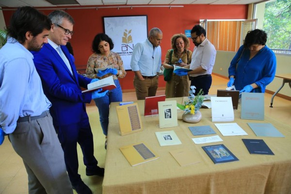 Biblioteca Nacional exhibe el archivo personal del pintor panameño Julio Zachirsson 