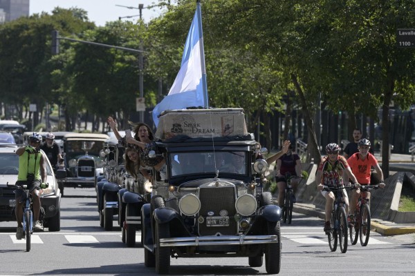En un auto de 1928, familia argentina llega a casa tras 22 años de viaje