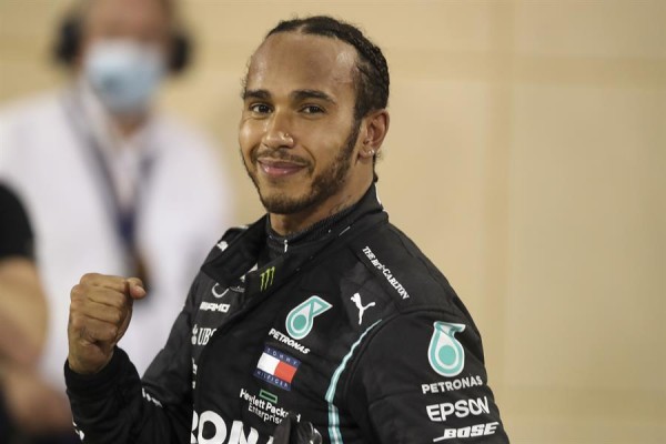 Lewis Hamilton renueva un año con Mercedes