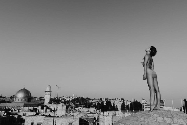 Una modelo belga posa desnuda en la basílica de Santa Sofía en Estambul