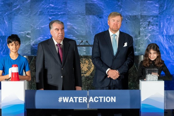 Fotografía cedida por la ONU donde aparecen el presidente de la República de Tayikistán, Emomali Rahmon (i), y el rey Guillermo Alejandro de los Países Bajos (d), durante la inauguración de la Conferencia del Agua, hoy, en la sede del organismo internacional en Nueva York (Estados Unidos).